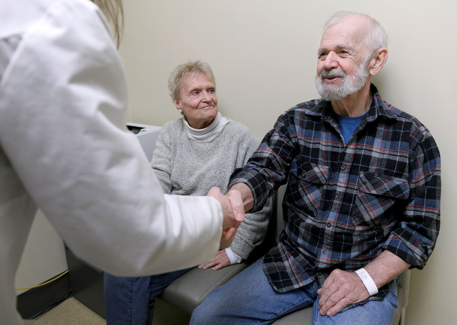 Dennis Eggers shakes hands with his doctor