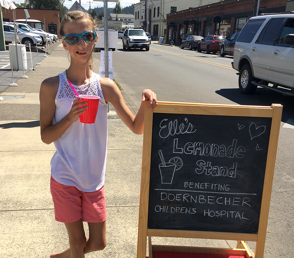 Elle with her lemonade stand sign