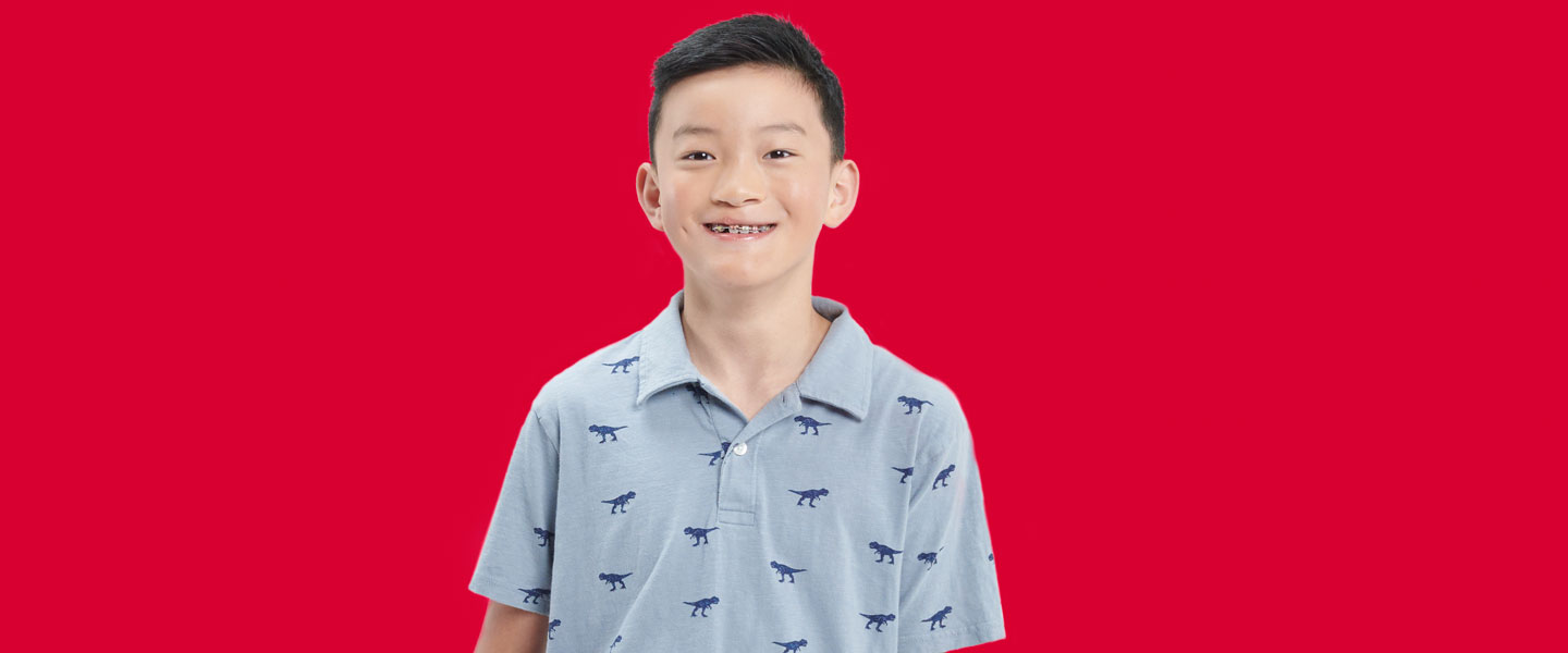 Jaren in front of a red background
