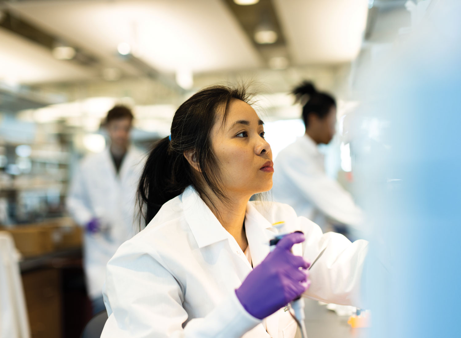 Thuy Ngo working n her lab at the OHSU Knight Cancer Institute’s CEDAR center