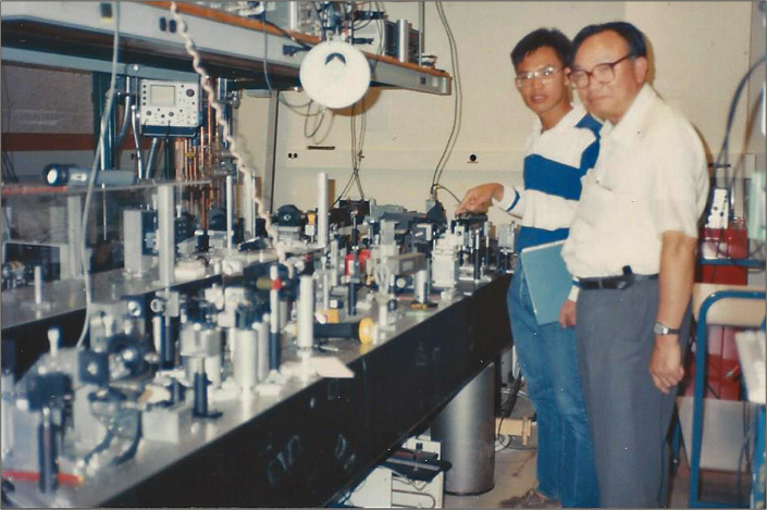 Huang with his father in Fujimoto's lab